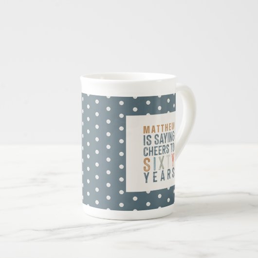 60歳の誕生日パーティーのデコーまたは誕生日の贈り物 ボーンチャイナマグカップ (正面右)