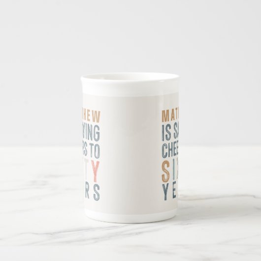 60歳の誕生日パーティーのデコールまたは誕生日の贈り物の骨 ボーンチャイナマグカップ (正面)