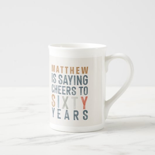 60歳の誕生日パーティーのデコールまたは誕生日の贈り物の骨 ボーンチャイナマグカップ (右)