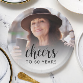60歳の誕生日パーティーの写真 黒いスクリプト チェアーズ ペーパープレート