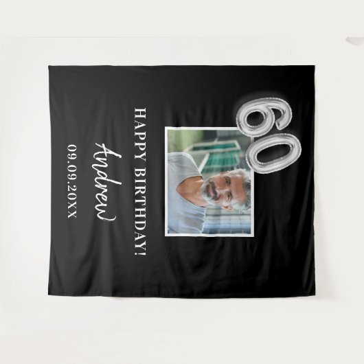 60歳の誕生日パーティーの黒い写真の名前の男性 タペストリー (正面(横))