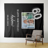 60歳の誕生日パーティーの黒い写真名の男性 タペストリー (インサイチュ(横))