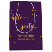 60歳の誕生日パーティー紫の金ゴールドこんにちは60歳 ミディアムペーパーバッグ (正面)