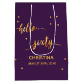 60歳の誕生日パーティー紫の金ゴールドこんにちは60歳 ミディアムペーパーバッグ (裏面)