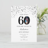 60歳の誕生日パーティー誰が60歳の写真を見モダンる 招待状 (スタンド正面)