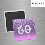 60歳の誕生日パーティー 紫 ピンク グリッター 名前 マグネット<br><div class="desc">エレガントでゴージャス、そして女の子らしい60歳の誕生日マグネット。紫とピンクの疑似グリッターと疑似ダイヤモンドのスパークルと金のフレーム。名前、年齢60、 日付のテンプレート。誕生日またはパーティー/記念日の日付。白とピンクの文字。名前は手書き風のスクリプトで書かれている。パーティーのお土産やパーティーの日程を保存するリマインダーとして使用できる。</div>