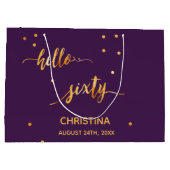 60歳の誕生日パープル金ゴールドタイポグラフィ ラージペーパーバッグ (裏面)