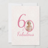 60歳の誕生日ピンクの花の写真のお祝い 招待状 (裏面)