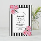 60歳の誕生日ピンクの花模様オン白黒ストライプ 招待状 (スタンド正面)