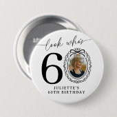 60歳の誕生日フォトパーティーボタン | 見て誰が60歳 缶バッジ (正面&裏面)