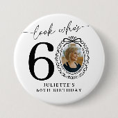 60歳の誕生日フォトパーティーボタン | 見て誰が60歳 缶バッジ (正面)