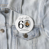 60歳の誕生日フォトパーティーボタン | 見て誰が60歳 缶バッジ (インサイチュ)