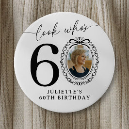 60歳の誕生日フォトパーティーボタン | 見て誰が60歳 缶バッジ