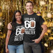 60歳の誕生日ホワイト文字ルック60カスタム写真の名前 Tシャツ