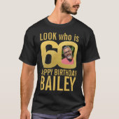 60歳の誕生日ルック60歳のカスタム金ゴールド写真と名前 Tシャツ (正面)