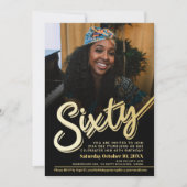 60歳の誕生日写真スクリプト フラットゴールドカラー 招待状 (正面)