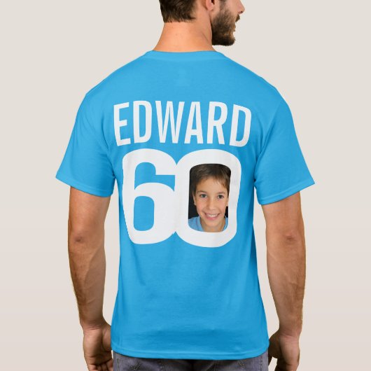 60歳の誕生日名前をカスタムする写真テンプレート白 Tシャツ (裏面)