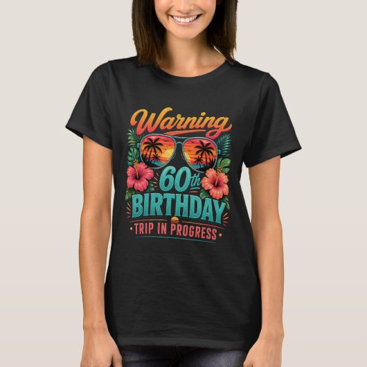 60歳の誕生日旅行中 おもしろTシャツ Tシャツ (正面)