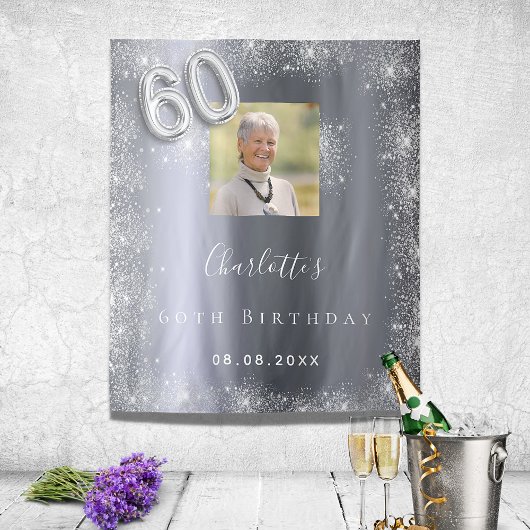 60歳の誕生日 銀色の写真 グリッター ダスト ウェルカム タペストリー