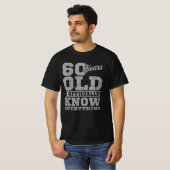 60歳の60歳の誕生日贈与パパがすべてを知る Tシャツ (正面フル)