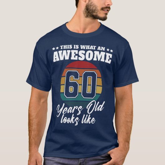 60歳は彼にとって60歳の誕生日メンズに見える Tシャツ (正面)