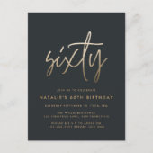 60歳モダンの誕生日シンプルのスタイリッシュスクリプエレガントト インビテーションポストカード (正面)
