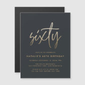 60歳モダンの誕生日シンプルのスタイリッシュスクリプエレガントト マグネット招待状 (正面/裏面)