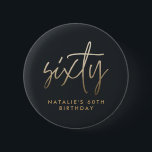 60歳モダンの誕生日シンプルのスタイリッシュスクリプエレガントト 缶バッジ<br><div class="desc">60歳モダンの誕生日シンプルスタイリッシュ金ゴールドスクリプエレガントト60歳の誕生日デザイン。コレクションの一部。</div>