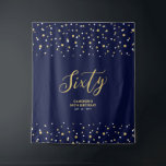 60歳 | ゴールド & ネイビー 60歳の誕生日パーティー 背景 タペストリー<br><div class="desc">このモダンなタペストリーは、洗練されたネイビーブルーとゴールドのカラーテーマの誕生日パーティーに最適です。 ゲストは、この上品なパーティーの背景と一緒に写真を撮ることを楽しみ、あなたの特別な日を覚えるでしょう。 デザインは、「シックスティ」というゴールドのタイポグラフィーと、六角形のコンフェッティの背景を特徴としています。 タペストリーの下部に名前、イベント、日付をパーソナライズすることができます。 私のショップBaraBomDesignでは、他にも様々な招待状やパーティー用品を取り揃えています。 ありがとう！</div>