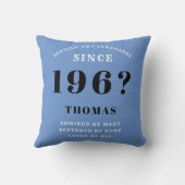 60番目の誕生日標準生まれ1960sブルーおよびブラック クッション (裏面)