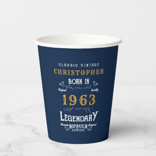 60番目の誕生日生まれ1963名前の追加Legend Blue金ゴールド 紙コップ (裏面)