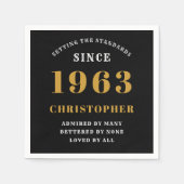 60番目の誕生日生まれ1963 名前の追加ブラック金ゴールド スタンダードカクテルナプキン (正面)