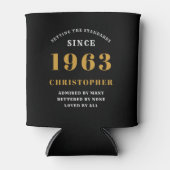 60番目の誕生日生まれ1963 名前の追加ブラック金ゴールド 缶クーラー (正面)