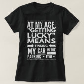 60笑わされる誕生日GAGことわざGIF Tシャツ (デザイン正面)