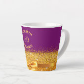 60素晴らしい金ゴールド弓パープル名スパークル年齢 カフェラテマグ (右アングル)