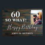 60素朴So What 60th Birthday Party写真 ポスター<br><div class="desc">60素朴感動的歳の誕生日パーティーの写真ポスター。60歳の誕生日パーティーの背景とカスタム引用文60感動的の名前とトレンディーのスクリプトの何と文字の写真と。背景は濃い木目の質感で、文字は白色。写真、名前、年齢の番号でサインをパーソナライズし、独自のおもしろい誕生日パーティーポスターを作成する。ユーモア素晴らしのセンスがある人のためだ。</div>