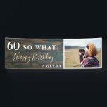 60素朴So What 60th Birthday Party写真 横断幕<br><div class="desc">60素朴感動的そう60thバースデーパーティーのフォトバナー。60歳素晴らしの誕生日パーティーにトレンディー写真とカスタム引用文60で署名感動的しおもしろい、スクリプトの何と文字の名前。背景は濃い木目の質感で、文字は白色。写真、名前、年齢の番号でサインをパーソナライズし、独自のおもしろい誕生日パーティバナーを作成する。ユーモア素晴らしのセンスがある人のためだ。</div>