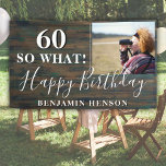 60素朴So What 60th Birthday Party写真 横断幕<br><div class="desc">60素朴感動的そう60thバースデーパーティーのフォトバナー。60歳素晴らしの誕生日パーティーにトレンディー写真とカスタム引用文60で署名感動的しおもしろい、スクリプトの何と文字の名前。背景は濃い木目の質感で、文字は白色。写真、名前、年齢の番号でサインをパーソナライズし、独自のおもしろい誕生日パーティバナーを作成する。ユーモア素晴らしのセンスがある人のためだ。</div>
