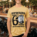 60誕生日の写真と名前モノトーンブラック トライブレンドＴシャツ<br><div class="desc">ハッピー50誕生日ブラック文字、名前と写真のTシャツ。おもしろい60番目パーソナライズされたのフォトTシャツの黒はっきりしたデザイン。この誕生日シャツをカスタマイズするには、数字0の中央にある誕生日の人の写真を使用する。60歳素晴らしの節目の誕生日パーティーお祝いにいくつかのおもしろいを追加するためのアイディア。他の一致するアイテムと色のオプションを使用できる。独占的デザインby Sarah Trett for www.mylittleeden.com</div>