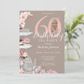 60誕生日ティーパーティーフローラピンクカスタムの写真 招待状 (スタンド正面)