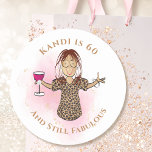 60誕生日ピンクエスニック60おもしろいと素晴らしい ラウンドシール<br><div class="desc">誰か特別に60番に回したい人祝は?この60とStill Fabuousステッカーは素晴らし抱き枕、飾封筒、封筒などのためのものだ！名カスタマイズ前か年を変える…すべての文字を変更してパーティーを補完できる!!!</div>