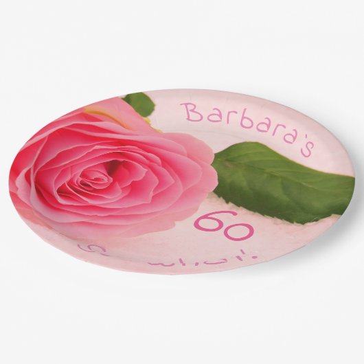 60誕生日ピンクローズ名前をカスタムする やる気を起こさせる ペーパープレート (アングル)