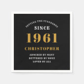 60誕生日1961ブラック金ゴールドパーソナライズされた スタンダードカクテルナプキン (正面)