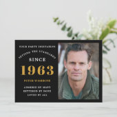 60誕生日1963名前フォトブラック金ゴールド 招待状 (スタンド正面)