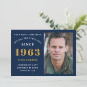 60誕生日1963名前フォトブルー金ゴールド 招待状 (スタンド正面)