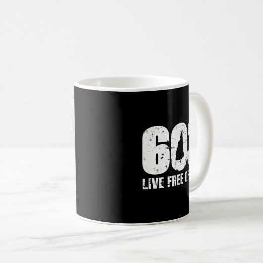 603 New Hampshireフード付きスウェットシャツ – ライブフリーまたはダイス コーヒーマグカップ (正面右)