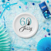 60 and Sassy Blueグリッター誕生日パーティー ペーパープレート (パーティー)
