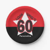 60% pipe%の第60誕生日はだれであるか見て下さい ペーパープレート (正面)