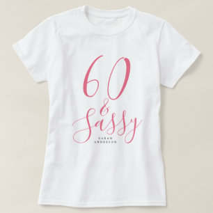 60 Sassyピンク名前をカスタムする60誕生日プレゼント Tシャツ