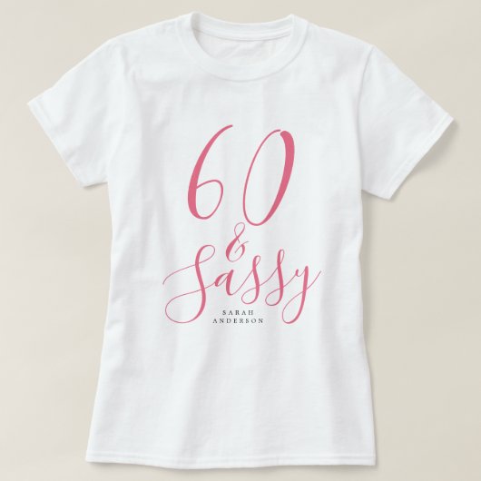 60 Sassyピンク名前をカスタムする60誕生日プレゼント Tシャツ (デザイン正面)